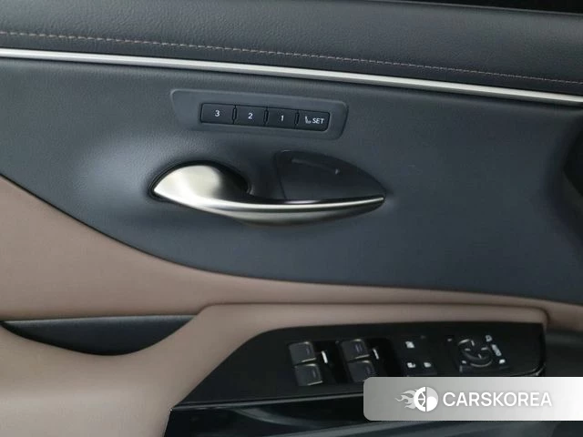 Lexus ES300h 7th generation 2025 Серебряный из Кореи, фото 4