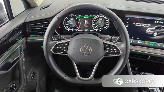 Volkswagen Touareg 3rd generation 2023 Черный из Кореи, фото 4