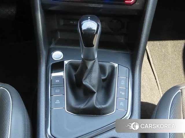 Volkswagen Tiguan Allspace 2023 Белый из Кореи, фото 4