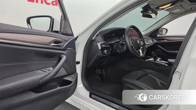 BMW 5 Series (G30) 2022 Белый из Кореи, фото 4