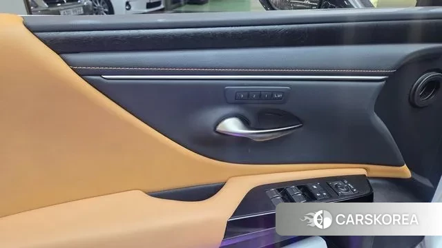 Lexus ES300h 7th generation 2022 Белый из Кореи, фото 4