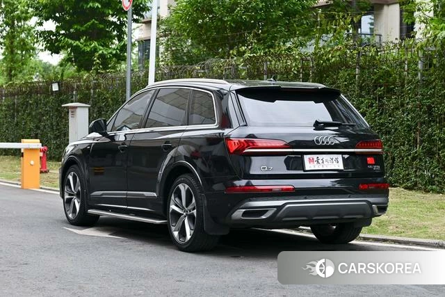 Audi Q7 2021 Черный из Китая, фото 4