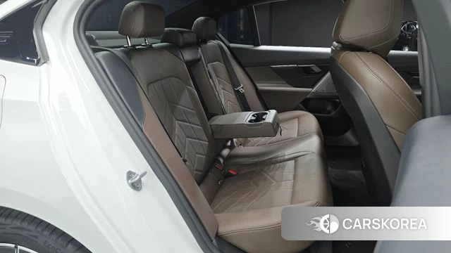 BMW 5 Series (G60) 2025 Белый из Кореи, фото 4