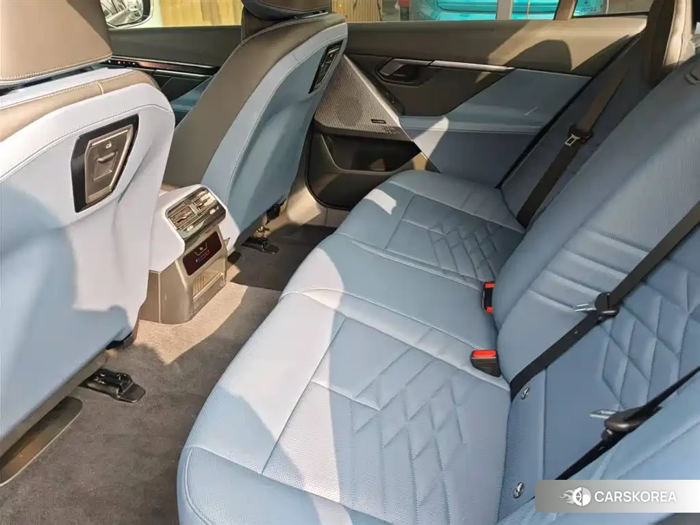 BMW i5 2025 Silver/gray из Китая, фото 4