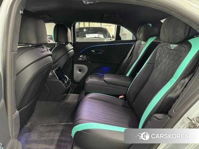 Bentley Flying Spur 3rd Generation 2023 Светло-серебряный цвет из Кореи, фото 4
