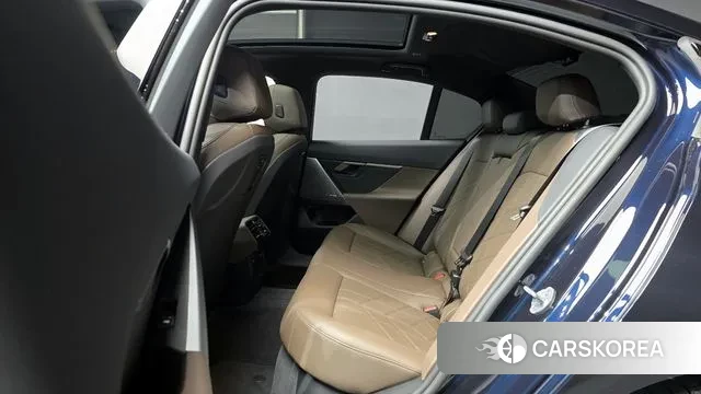 BMW 5 Series (G60) 2025 Черный из Кореи, фото 4