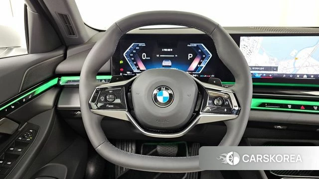 BMW 5 Series (G60) 2025 Белый из Кореи, фото 4