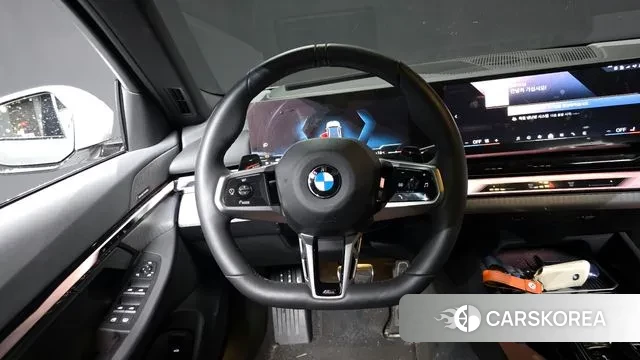 BMW 5 Series (G60) 2025 Белый из Кореи, фото 4