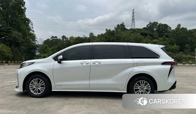Toyota Saina 2022 Белый из Китая, фото 4
