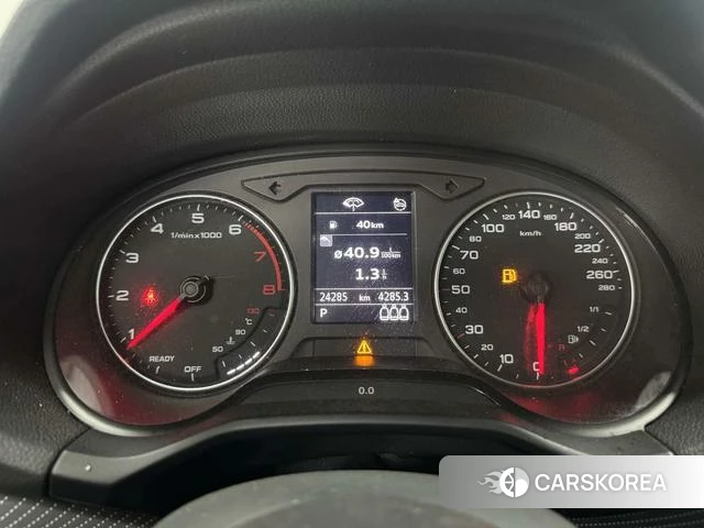 Audi Q2L 2024 Темно-серый из Китая, фото 4