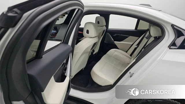 BMW 5 Series (G60) 2025 Белый из Кореи, фото 4