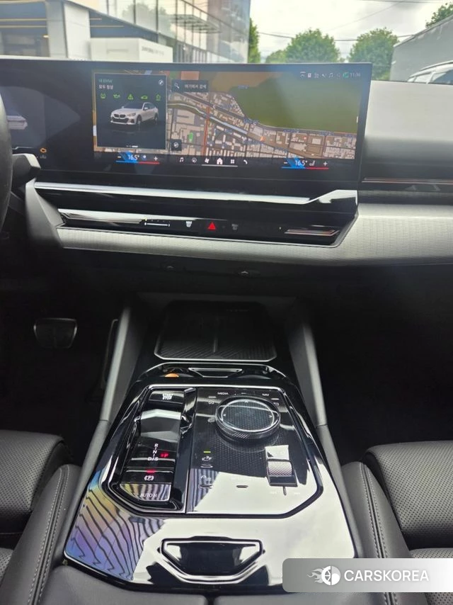 BMW 5 Series (G60) 2024 Белый из Кореи, фото 4