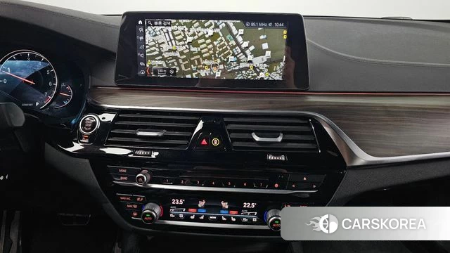 BMW 5 Series (G30) 2018 Серебристо-серый из Кореи, фото 4