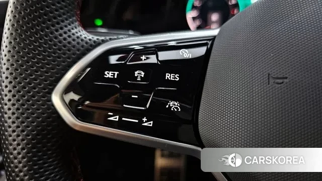 Volkswagen Golf 8th Generation 2023 Красный из Кореи, фото 4