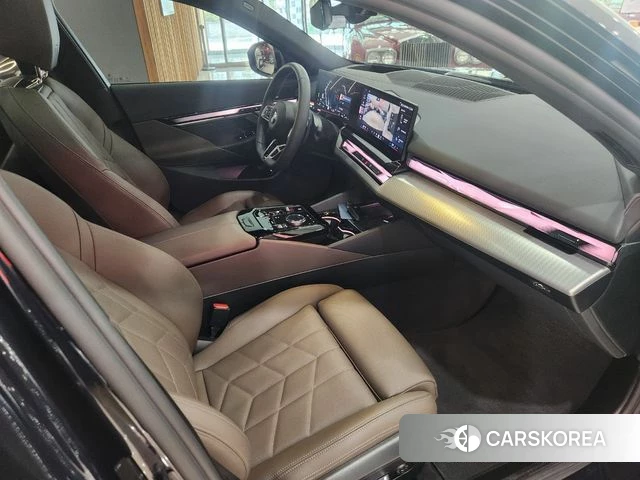 BMW 5 Series (G60) 2025 Черный из Кореи, фото 4