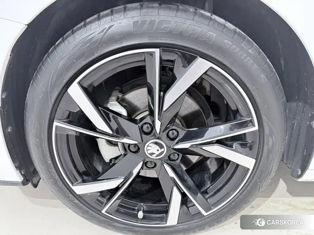 Skoda Octavia 2023 Белый из Китая, фото 4