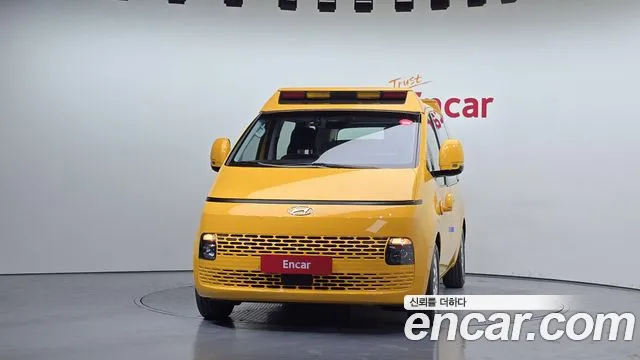 Hyundai Staria 2023 Желтый из Кореи, фото 4