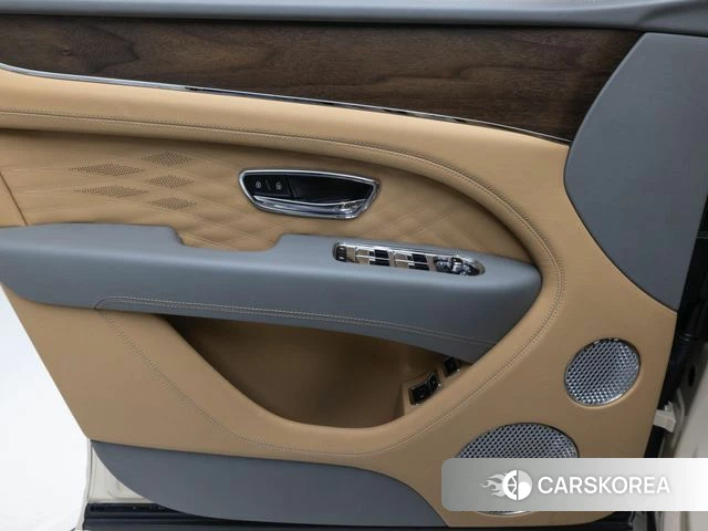 Bentley Bentayga 2025 Жемчужный цвет из Кореи, фото 4