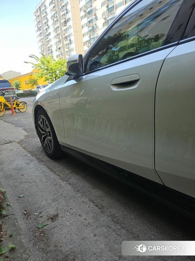 BMW 5 Series (G60) 2025 Белый из Кореи, фото 4