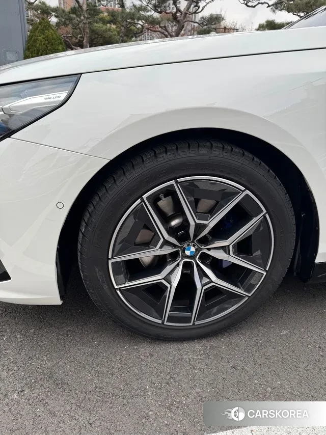 BMW 5 Series (G60) 2024 Жемчужный цвет из Кореи, фото 4