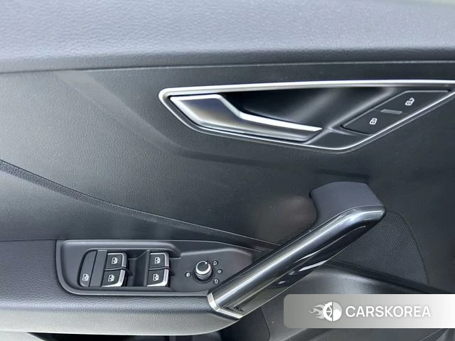 Audi Q2L 2021 Темно-серый из Китая, фото 4