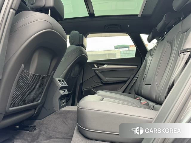 Audi Q5L 2023 Темно-серый из Китая, фото 4