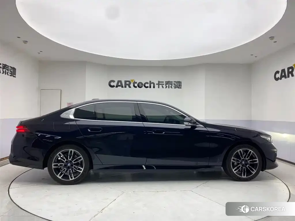 BMW 5 series 2026 Черный из Китая, фото 4