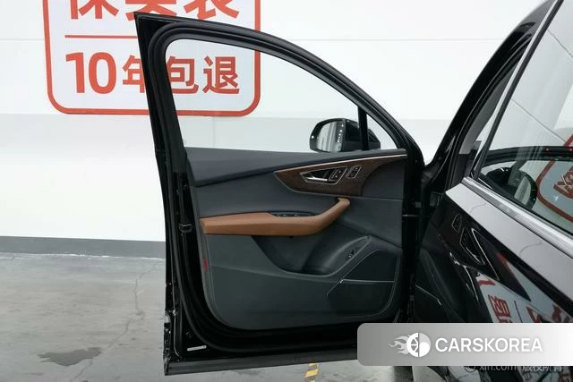 Audi Q7 2022 Черный из Китая, фото 4