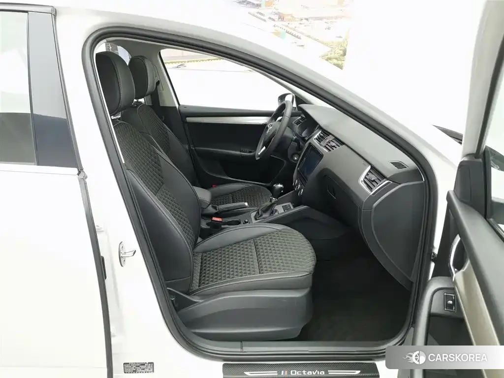 Skoda Octavia 2021 Белый из Китая, фото 4