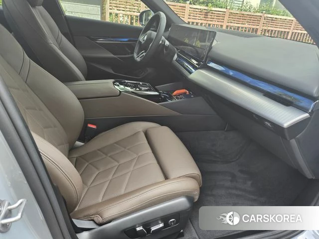 BMW 5 Series (G60) 2025 Серебристо-серый из Кореи, фото 4
