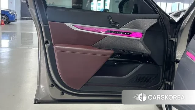 BMW 7 Series (G70) 2023 Песочный из Кореи, фото 4