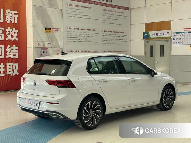 Volkswagen Golf 2023 Белый из Китая, фото 4