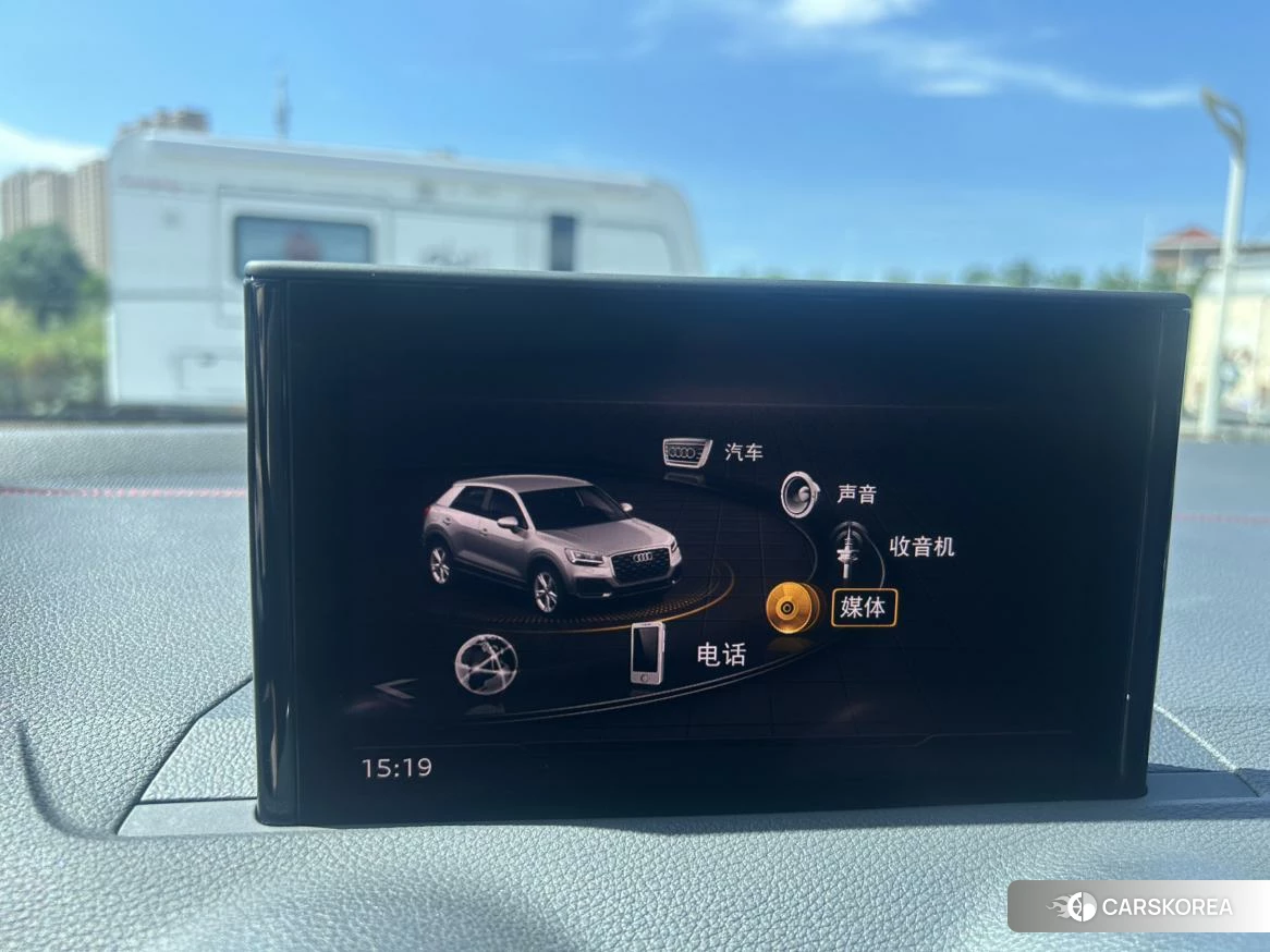Audi Q2L 2021 Серебристо-серый из Китая, фото 4