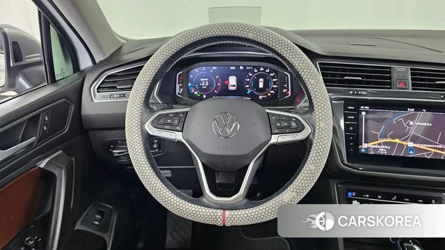 Volkswagen Tiguan Allspace 2023 Белый из Кореи, фото 4