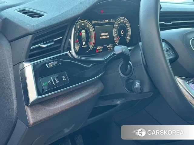 Audi Q7 2021 Темно-серый из Китая, фото 4