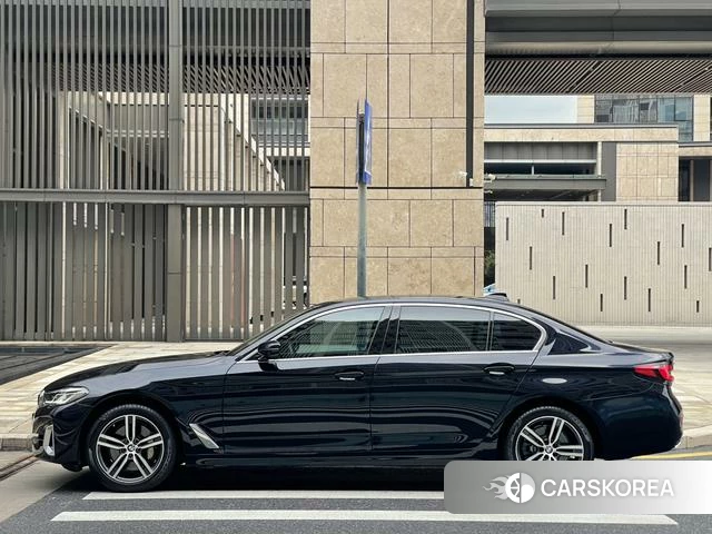 BMW 5 series 2022 Черный из Китая, фото 4
