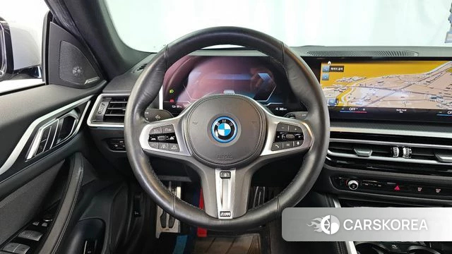 BMW i4 2023 Светло-серебряный цвет из Кореи, фото 4