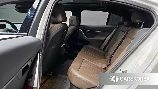 BMW 5 Series (G60) 2024 Белый из Кореи, фото 4