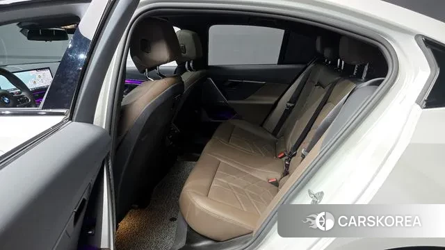 BMW 5 Series (G60) 2023 Белый из Кореи, фото 4