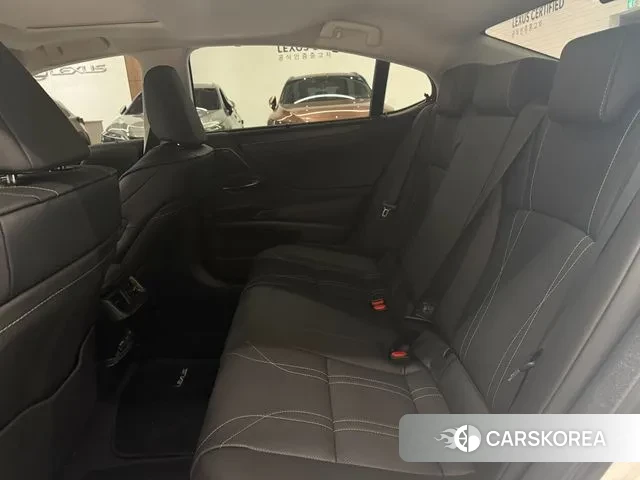 Lexus ES300h 7th generation 2025 Белый из Кореи, фото 4