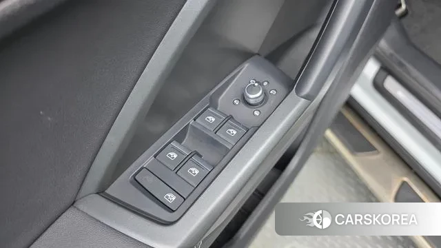 Audi Q3 (F3) 2023 Белый из Кореи, фото 4