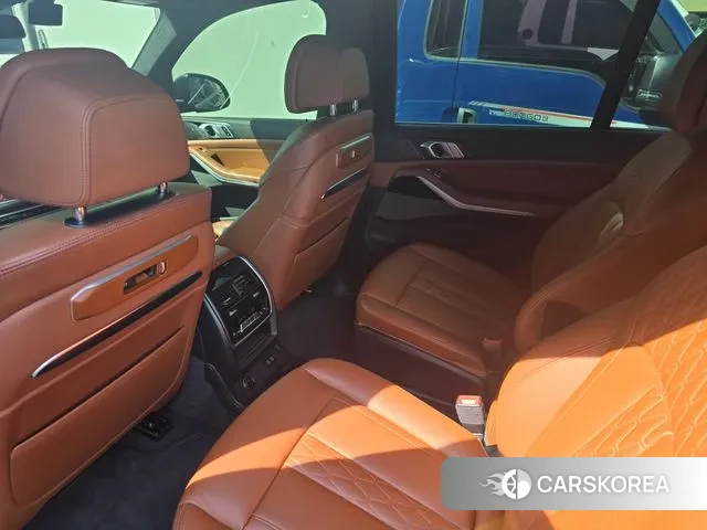 BMW X7 (G07) 2023 Серебристо-серый из Кореи, фото 4