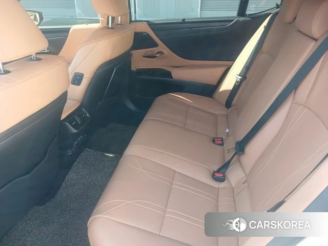 Lexus ES300h 7th generation 2023 Серебристо-серый из Кореи, фото 4
