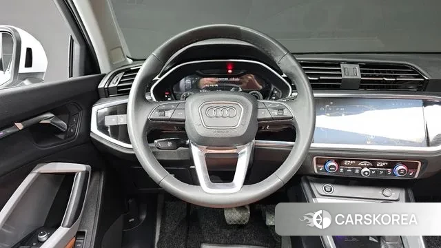 Audi Q3 (F3) 2023 Белый из Кореи, фото 4