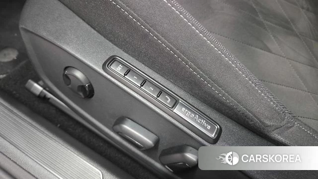 Volkswagen Golf 8th Generation 2023 Белый из Кореи, фото 4