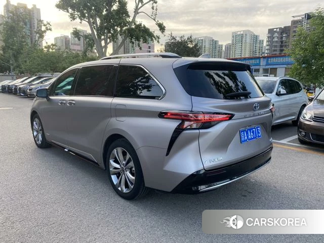 Toyota Saina 2023 Темно-серый из Китая, фото 4