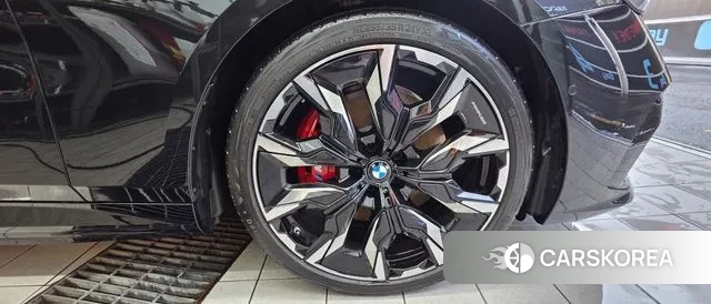 BMW 5 Series (G60) 2025 Черный из Кореи, фото 4