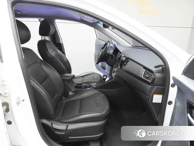 Kia Niro 2018 Белый из Кореи, фото 4