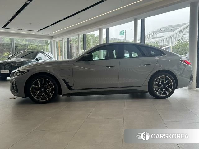BMW i4 2023 Темно-серый из Китая, фото 4