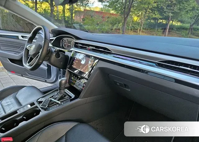 Volkswagen Arteon 2023 Серебристо-серый из Кореи, фото 4